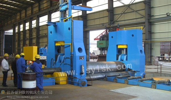 大型(xíng)上輥萬能式卷闆(pǎn)機