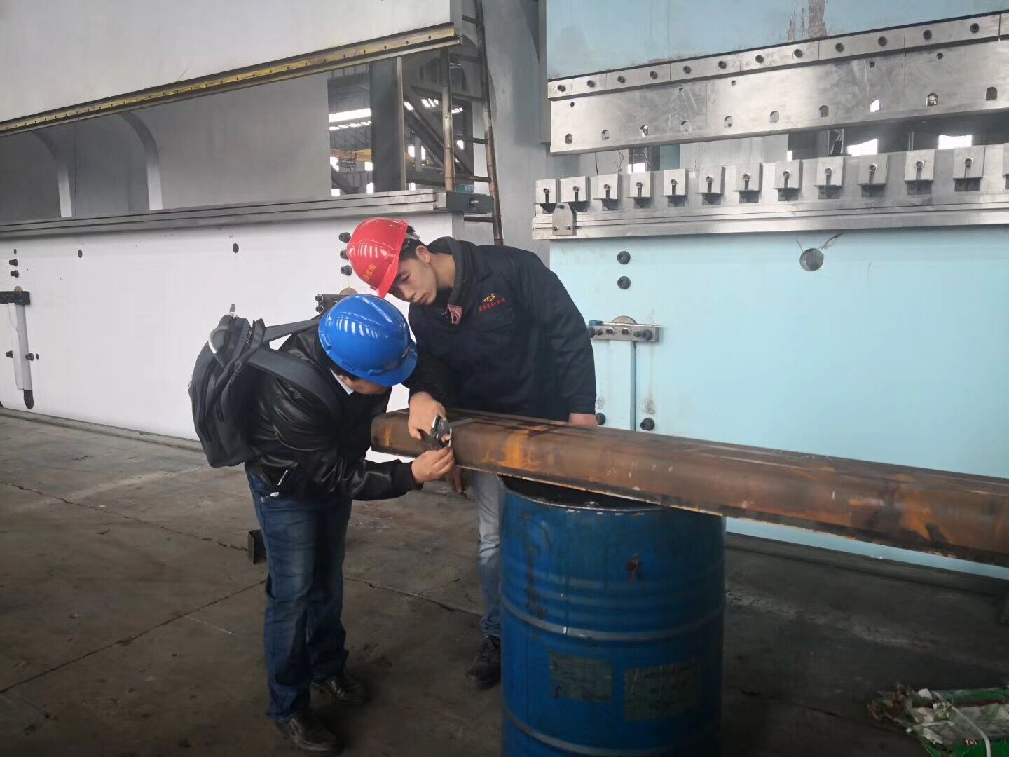 東海(hǎi)數控折(shé)彎機試(shi)機